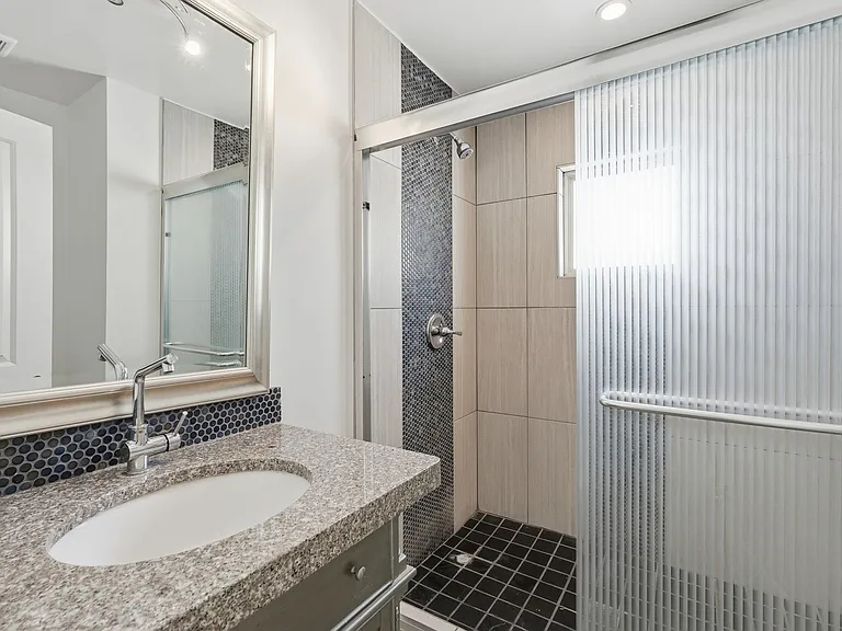 2525 E Minnezona Ave — Photo 21