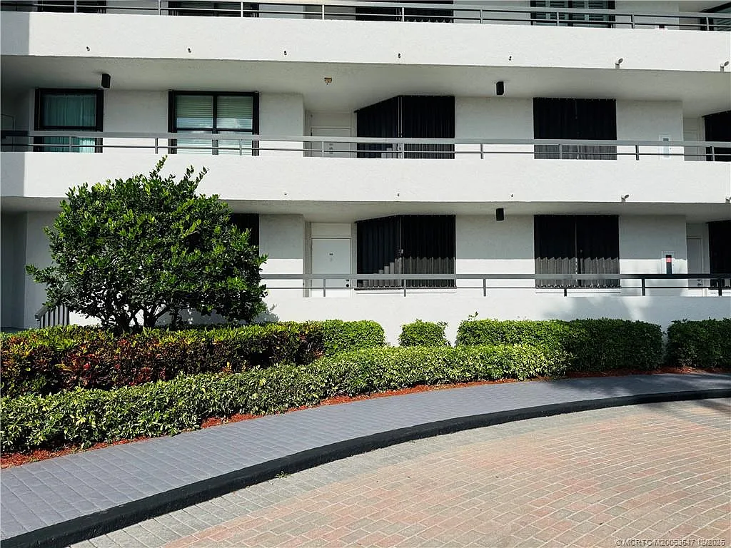 2 bed, 2.0 bath, 1228 sqft, $3,200 — Photo 2