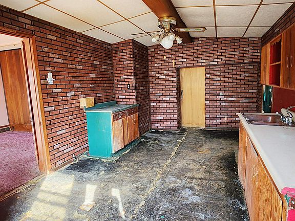 4th image of 609 S Broadway St