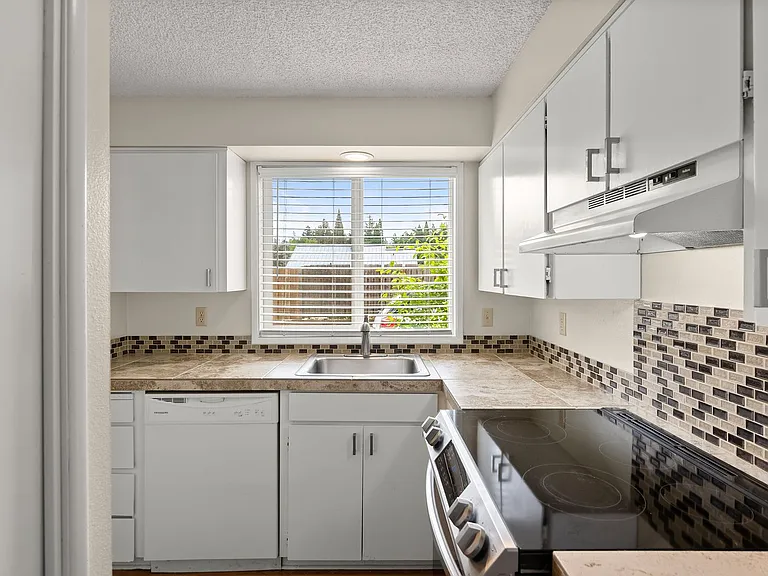 17144 SW Alexander St — Photo 10