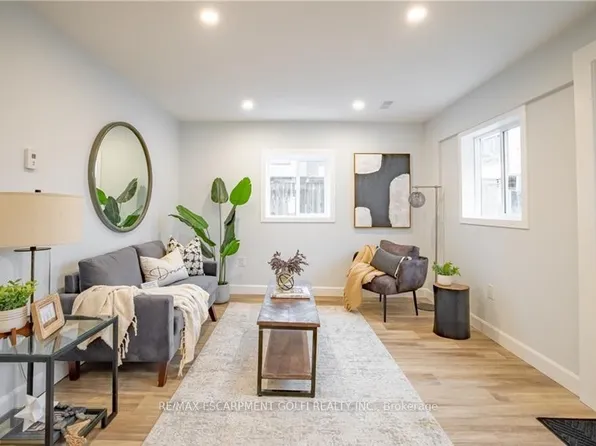 521 S Pelham Rd, Welland, ON L3C 3C7