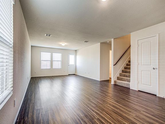 2nd image of 1016 Skyline Dr
