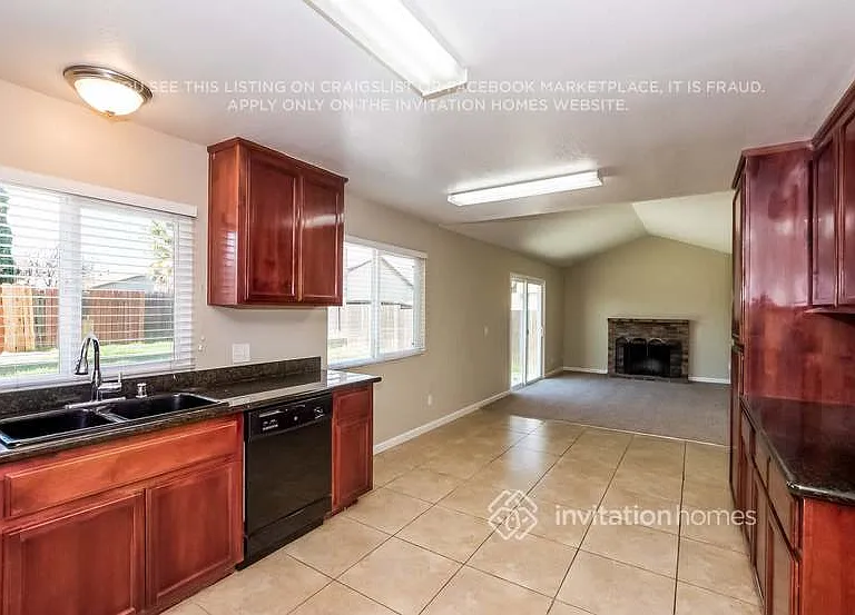 560 E Wigeon Way — Photo 4