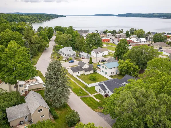 323 Benzie Ct, Beulah, MI 49617