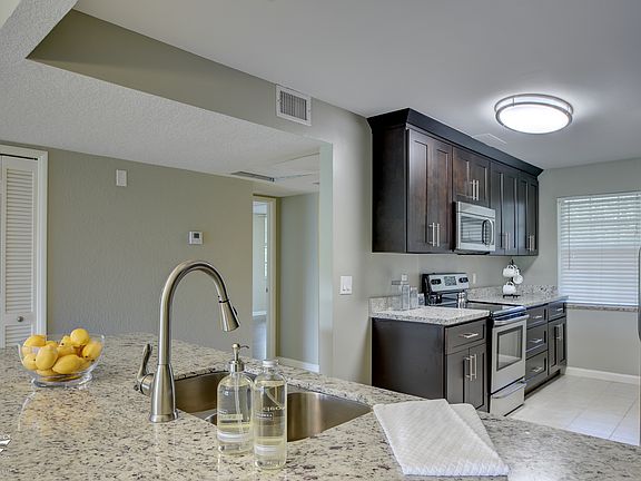 3rd image of 823 Cypress Blvd