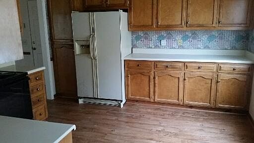 kitchen w/ side window, 2nd entry into kitchen