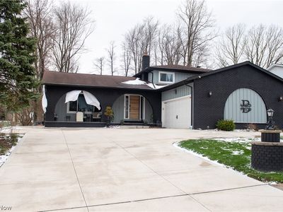 350 Panorama Dr, Seven Hills, OH, 44131