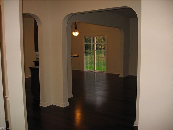 3rd image of 252 Grandville Arch