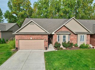 3127 Harbor Pointe Cir, Fenton, MI 48430