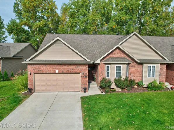 3127 Harbor Pointe Cir, Fenton, MI 48430