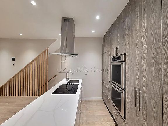 3rd image of 2564 38th St APT 1