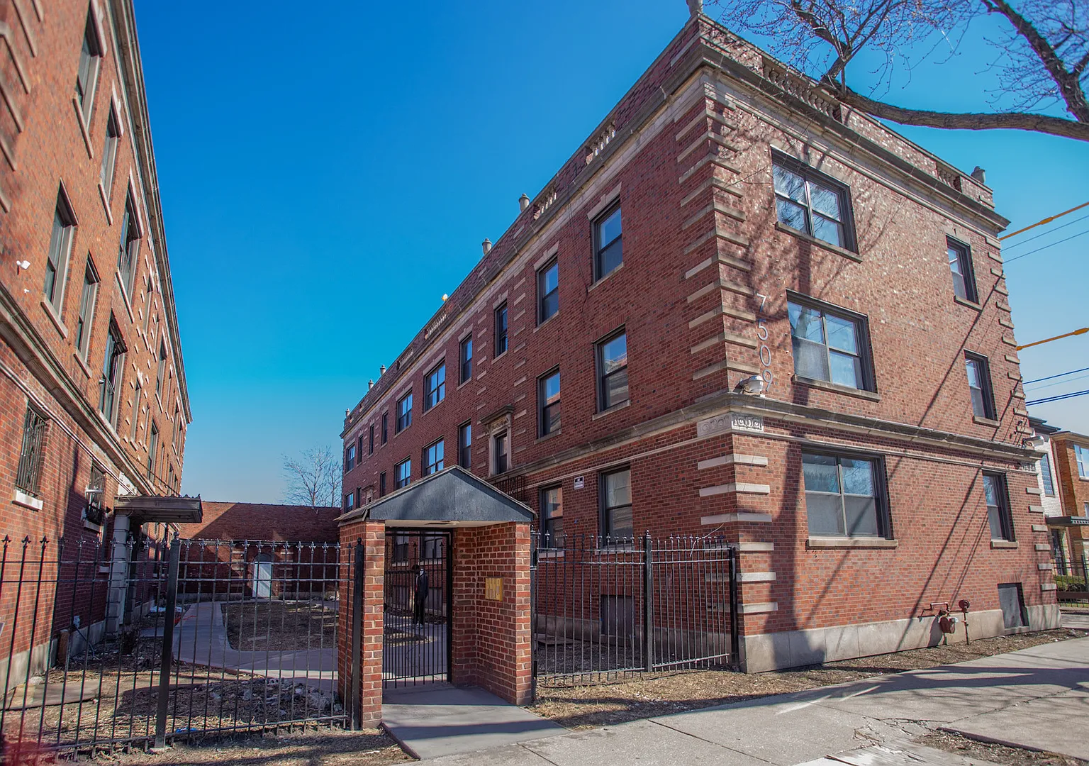 2 bed, 850 sqft, $1,600 — Photo 1