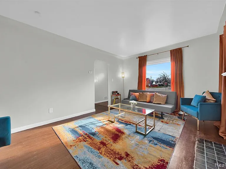 8550 W Outer Dr — Photo 4