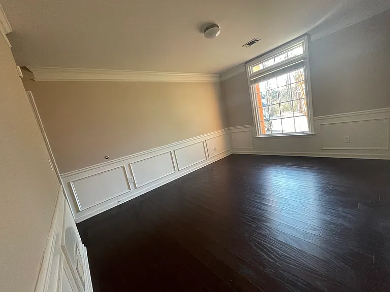 588 Parliament St — Photo 8