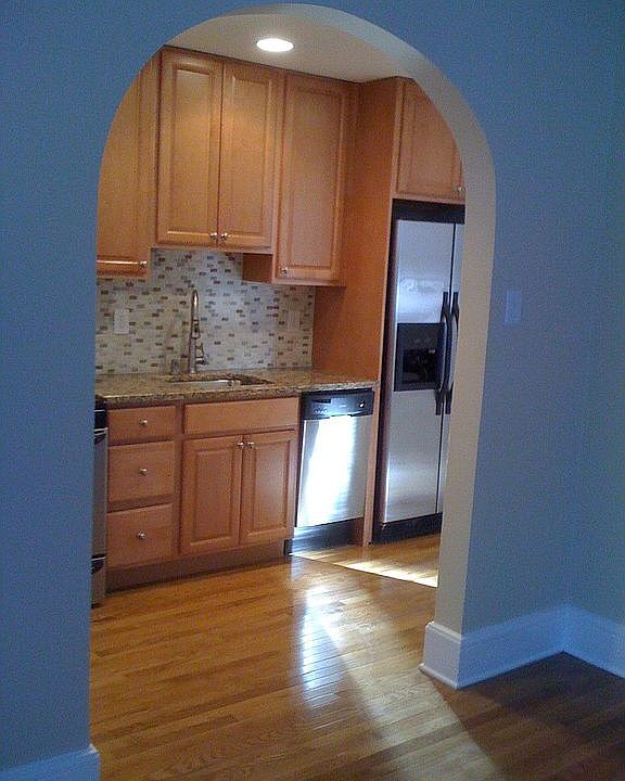  newer galley kitchen w/appliances