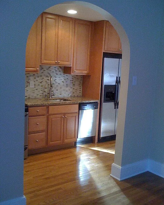  newer galley kitchen w/appliances