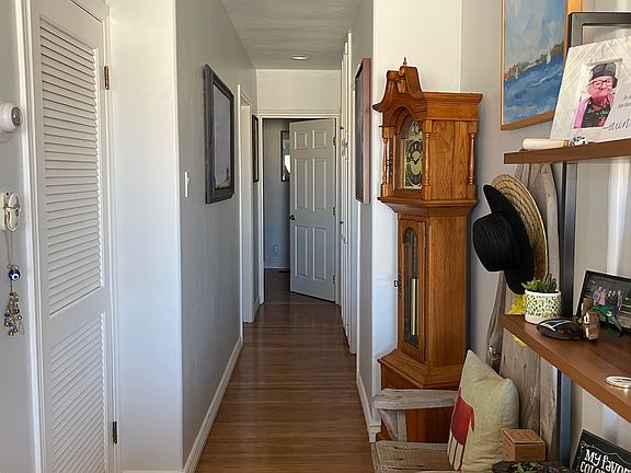 4th image of 1011 Seal Way #1/2