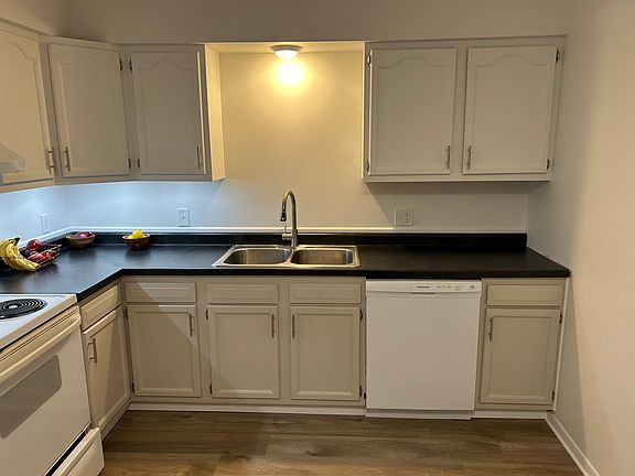 3rd image of 2816 Stoneleigh Dr
