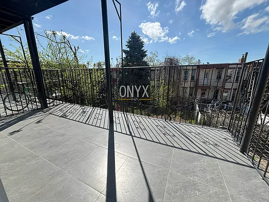 Rented by Onyx | media 12