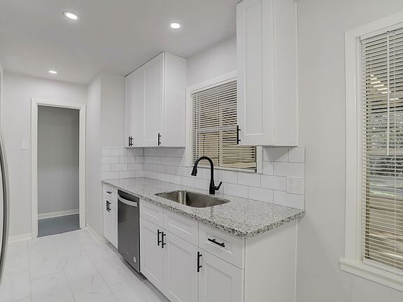 3rd image of 1009 15th Ave N