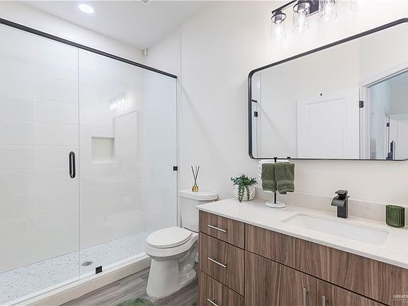 5th image of 1006 N Clarence Ave #1
