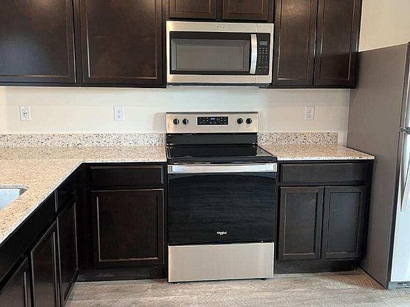 3rd image of 685 W CEDAR Avenue