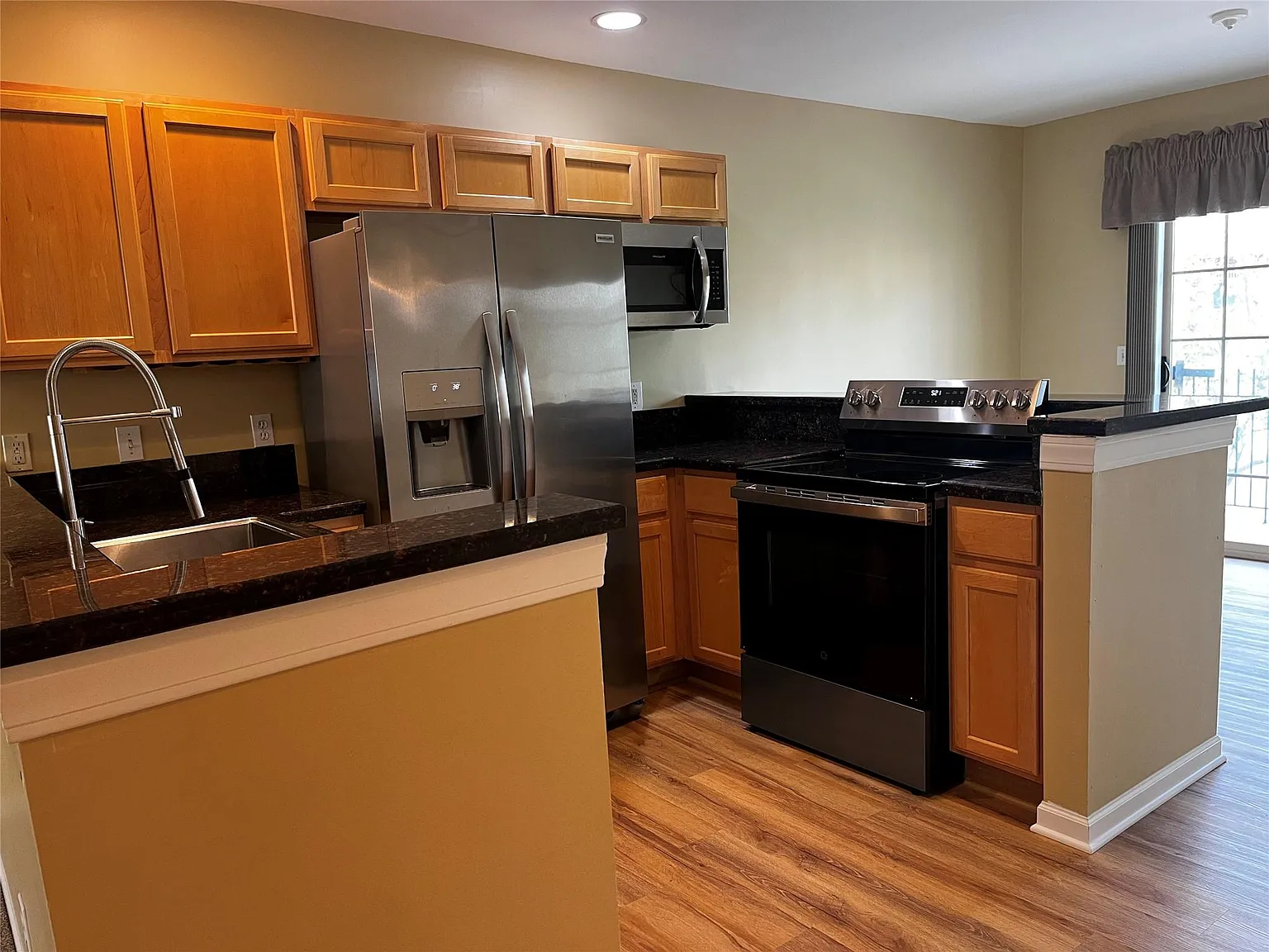 2 bed, 2.5 bath, 1413 sqft, $2,300 — Photo 3