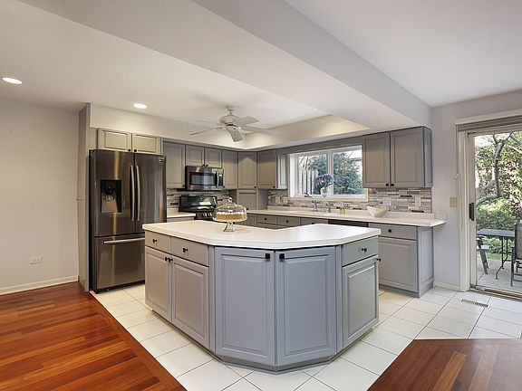 Island, pull-out drawers & newer appliances