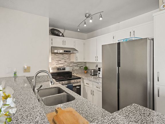 2nd image of 1885 Veteran Ave APT 207