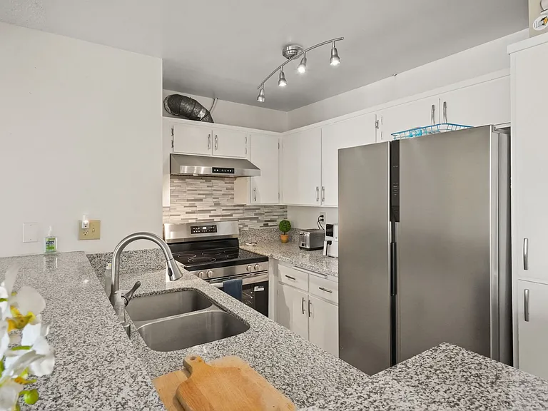 1885 Veteran Ave #207 — Photo 2