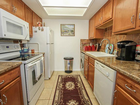 4th image of 16602 N 25th St APT 121