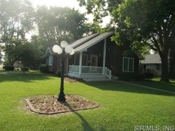 561 18th St, Carlyle, IL 62231