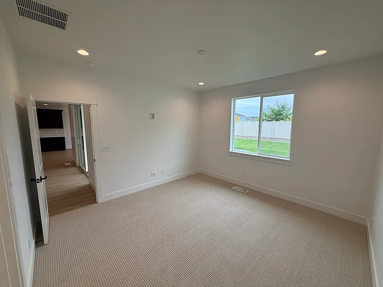 1481 N Burnam Ave — Photo 12