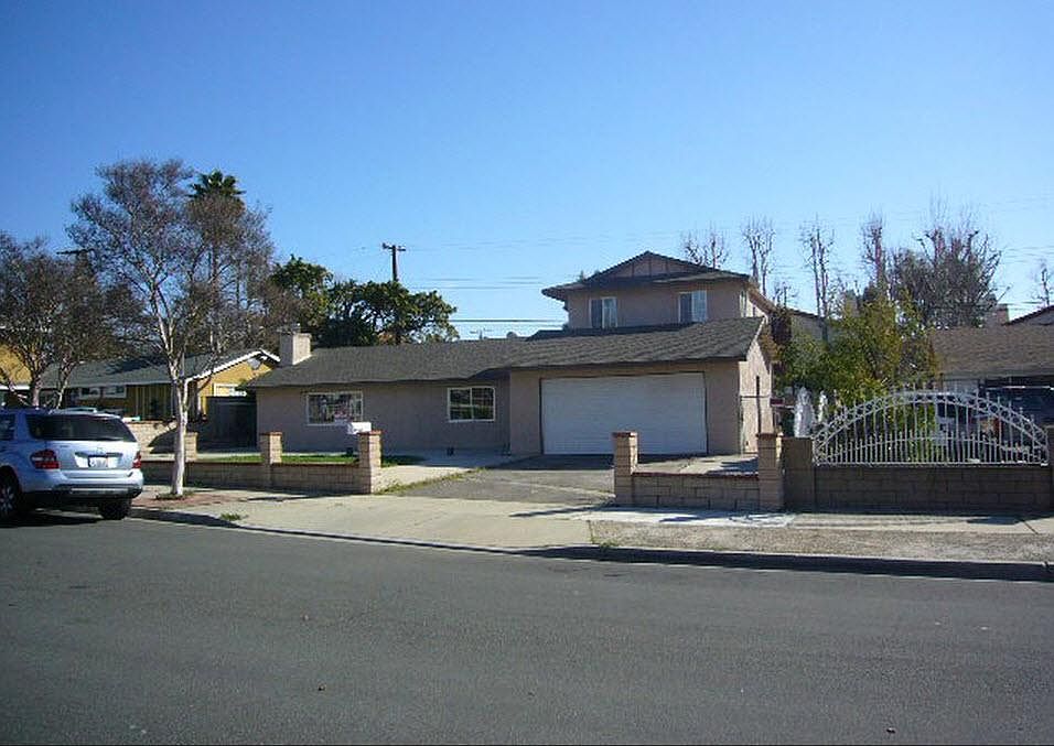 2nd image of 638 N Mariposa Ave