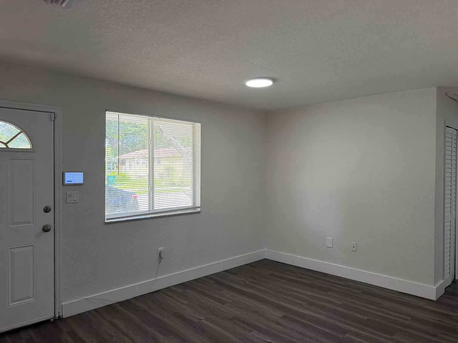 3 bed, 2.0 bath, 1060 sqft, $3,000 — Photo 2