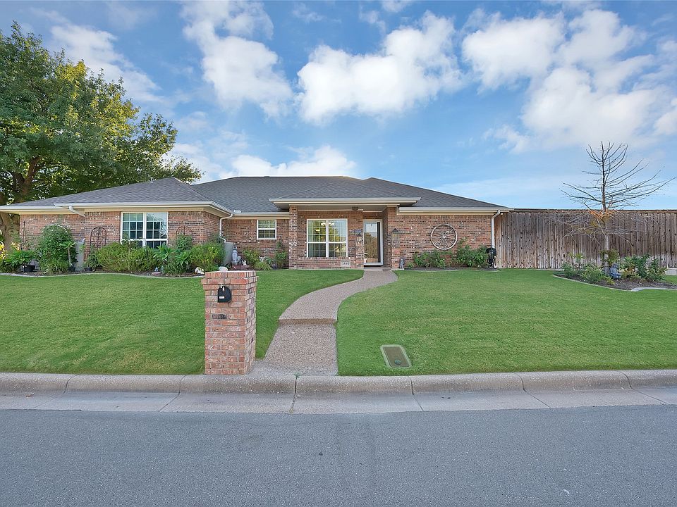 1st image of 3840 Devonaire Dr