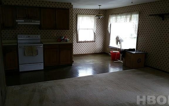 3rd image of 619 Foster St