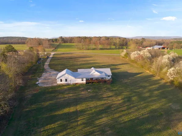 9269 Union Grove Rd, Union Grove, AL 35175