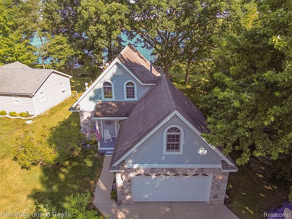 3rd image of 1491 Division Dr