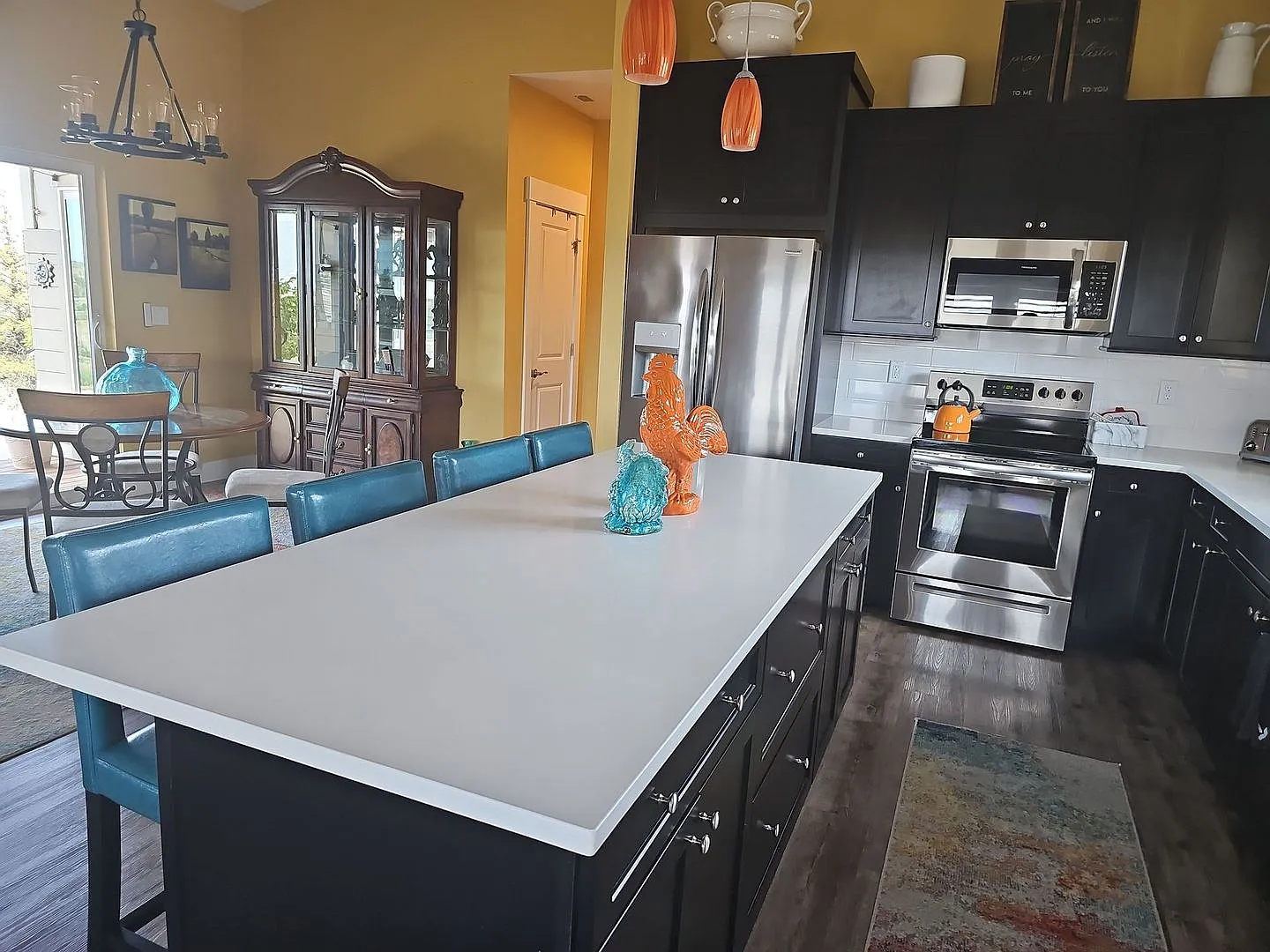 Fully Furnished Home with Stunning Cascade Mountain Views Flexible Lease Options — Photo 4