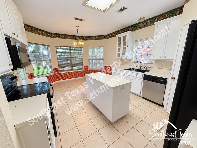 4 bed, 2.0 bath, 1849 sqft, $2,600 — Photo 4