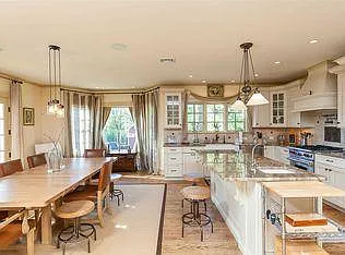 2 bed, 2.5 bath, 2300 sqft, $5,975 — Photo 4