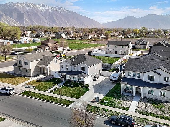 4th image of 579 W 250th St N