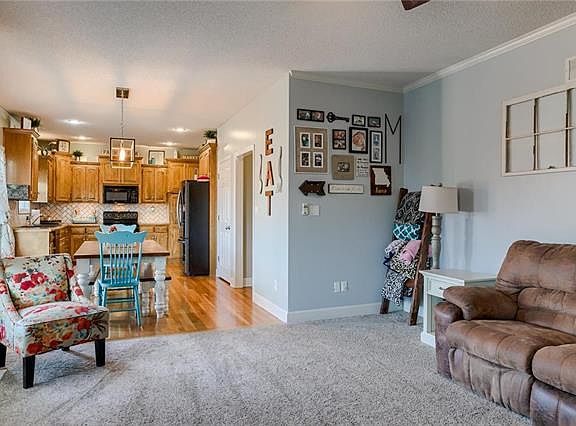 4th image of 808 NW Poplar Ct