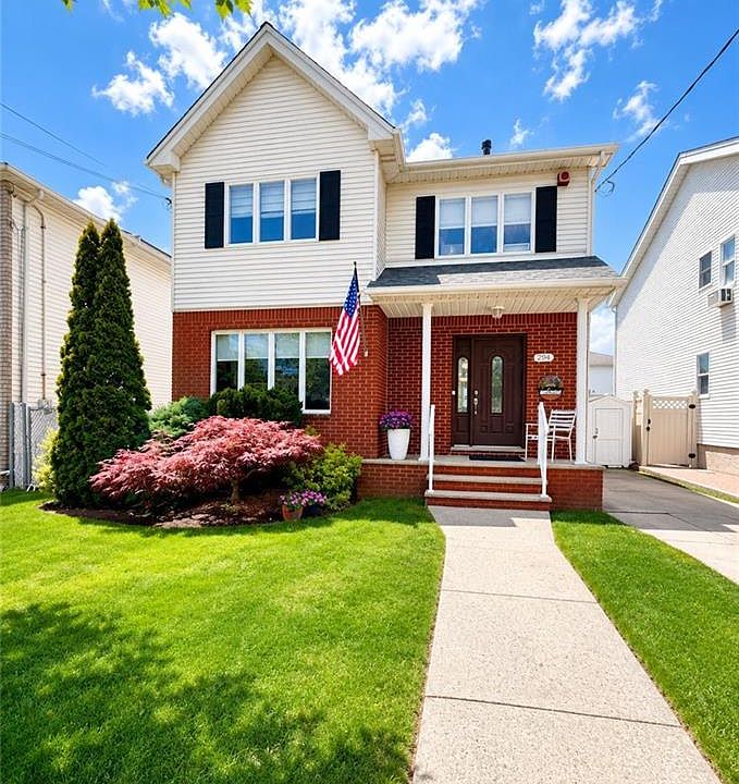 1st image of 294 Chelsea St