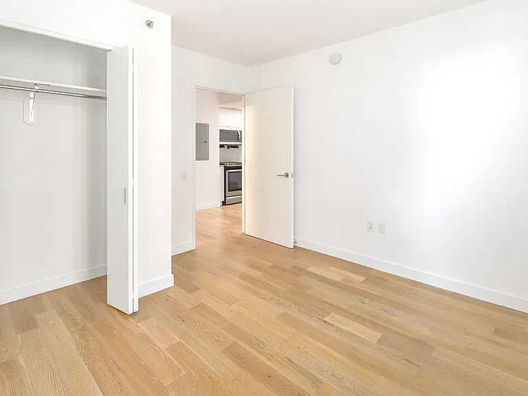 38 6th Avenue — Photo 24