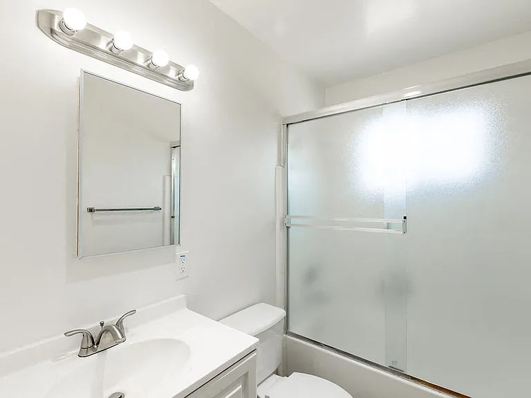 Golden Oaks Apartment — Photo 23