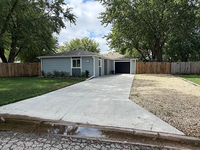 2421 Brook Ln — Photo 2
