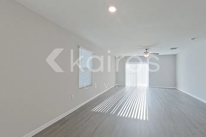 5 bed, 3.0 bath, 2370 sqft, $2,395 — Photo 2