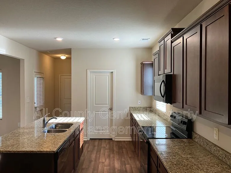 230 Smith Glen Dr — Photo 9